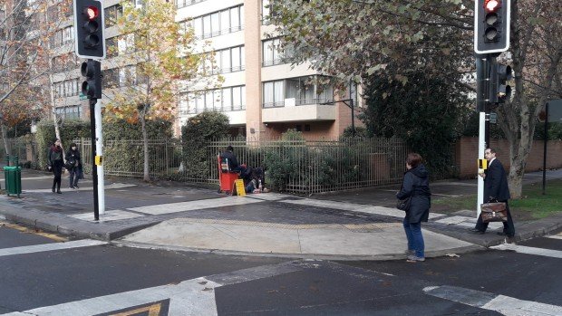 cruces rebajados en dirección perpendicular y diagonal al cruce de la calzada