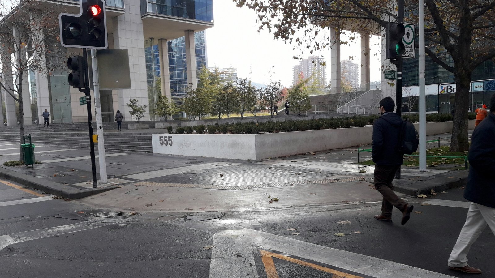 vereda Sur-Oriente calle Rosario Norte con Cerro El Plomo después