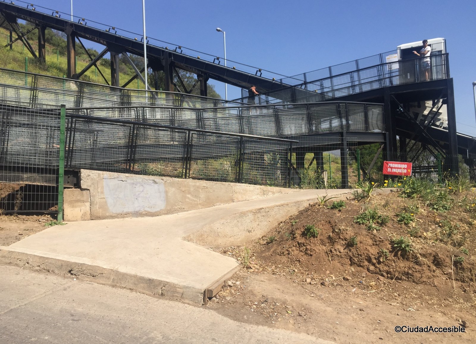 Imagen de rampa accesosalida a segunda estación con desnivel - Inaccesible