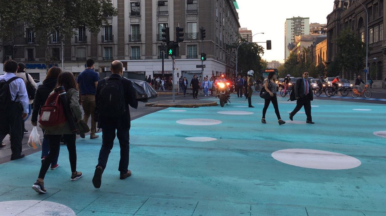 cruce peatonal demarcado en azul con círculos blancos en Portugal con Alameda (Foto El Mostrador)