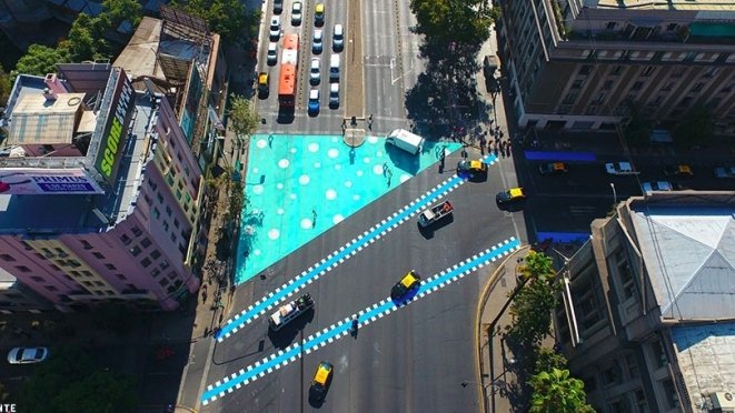 vista desde la altura del cruce peatonal demarcado en azul con círculos blancos en Portugal con Alameda (Foto El Mostrador)