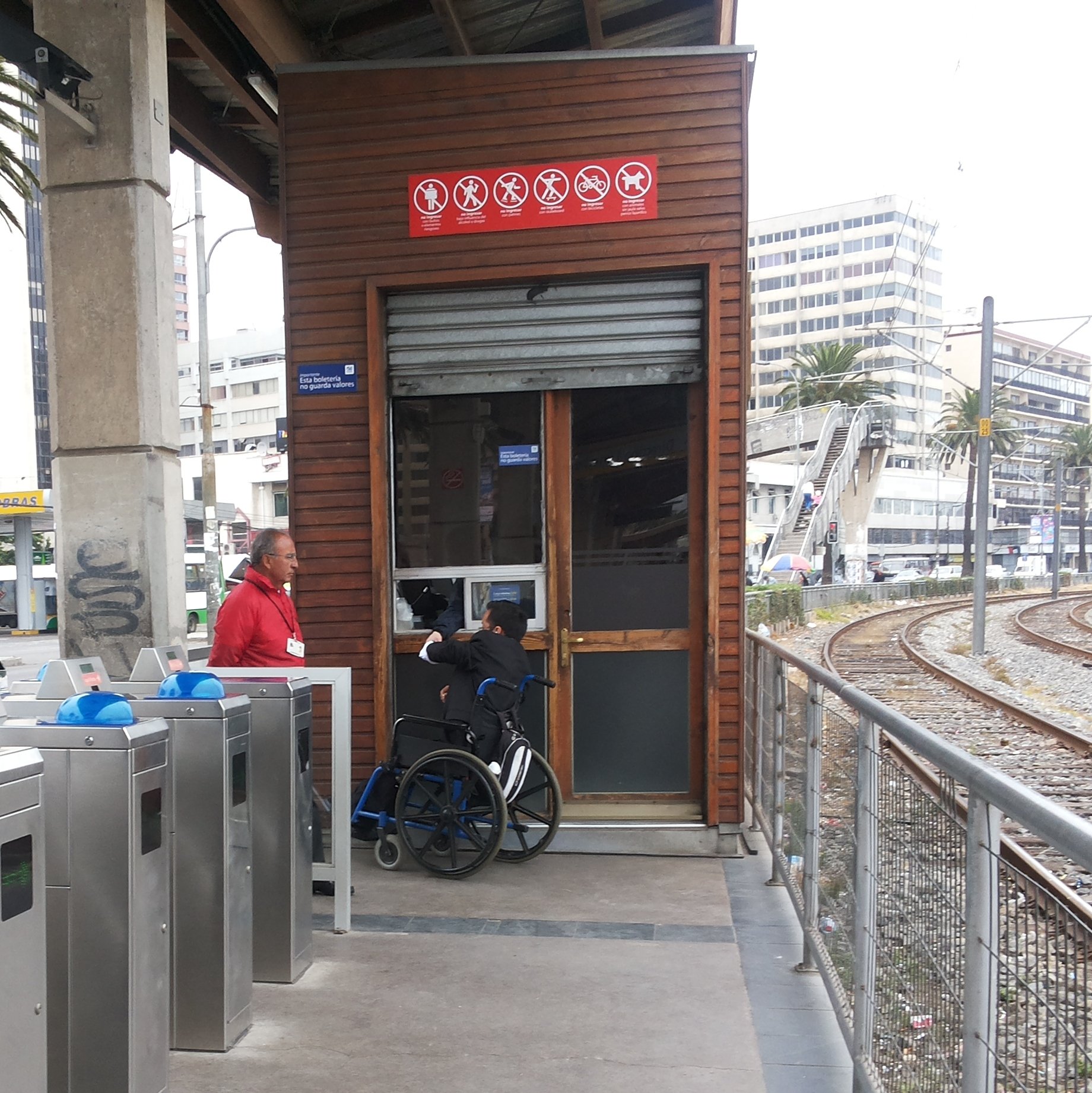 persona en silla de ruedas accediendo al metro de valparaiso