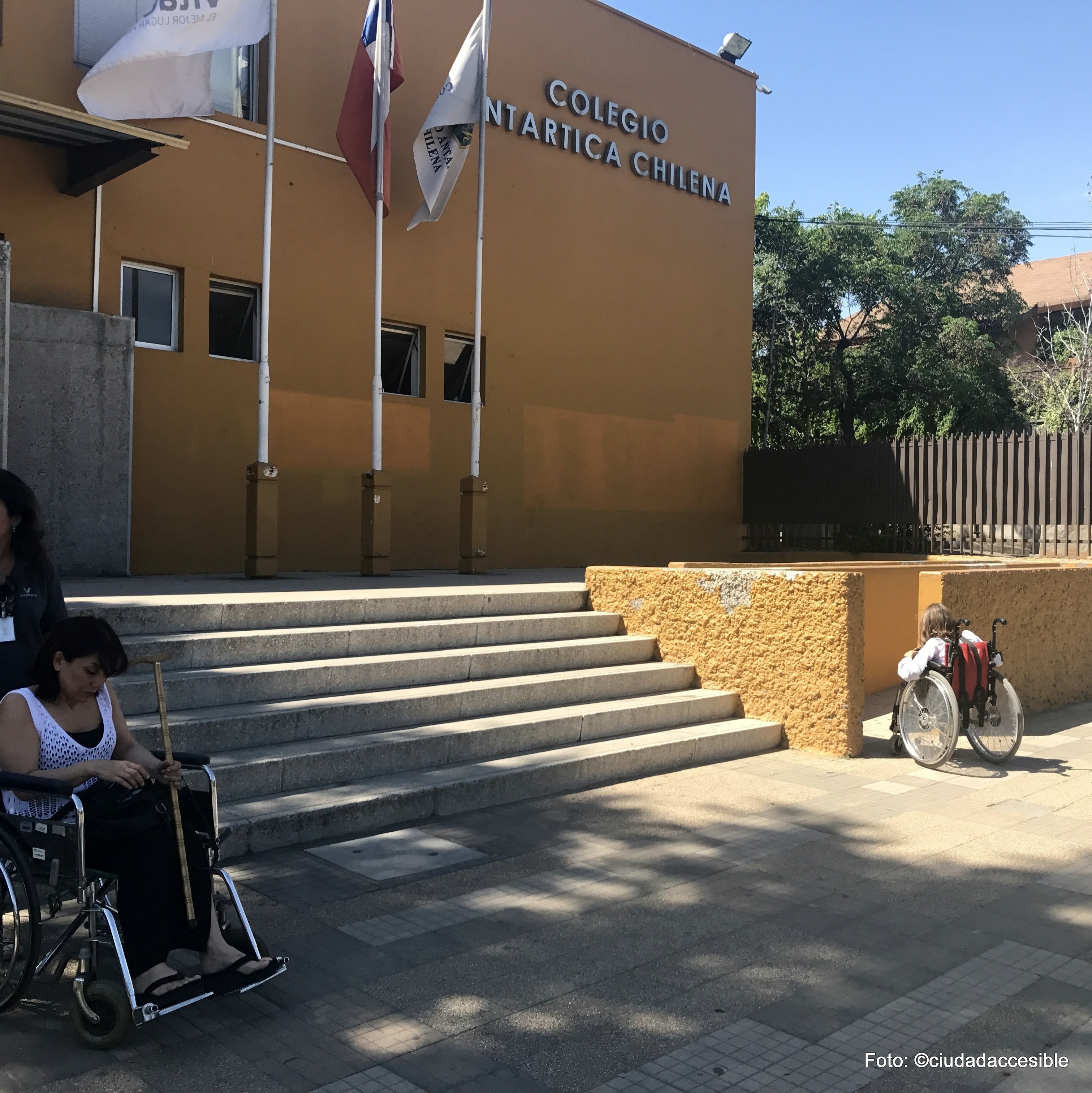 dos personas en silla de ruedas que pueden ingresar al colegio donde tienen que votar