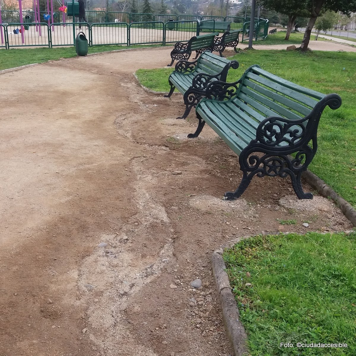 sendero en parque de maicillo con desniveles provocados por el escurrimiento de agua