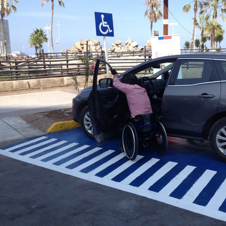 Estacionamiento para personas con discapacidad en la vía pública