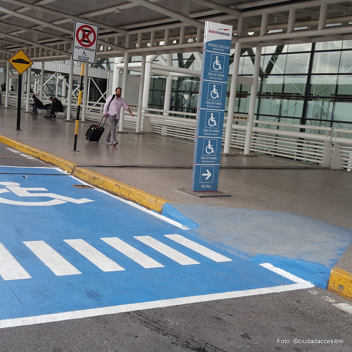 Estacionamiento para personas con discapacidad conectado al acecso de la edificación