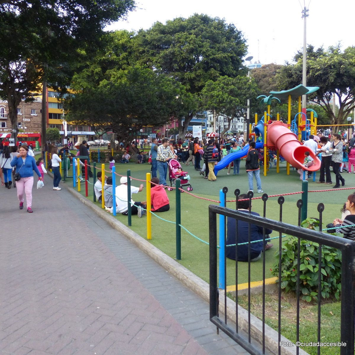 juegos infantiles en plaza de Lima conectados a ruta exterior