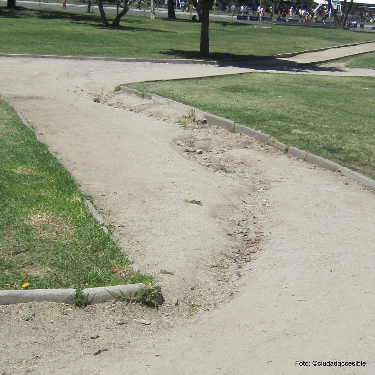 sendero de maicillo en Plaza Los Dominicos con surcos profundos provocados por el escurrimiento de agua