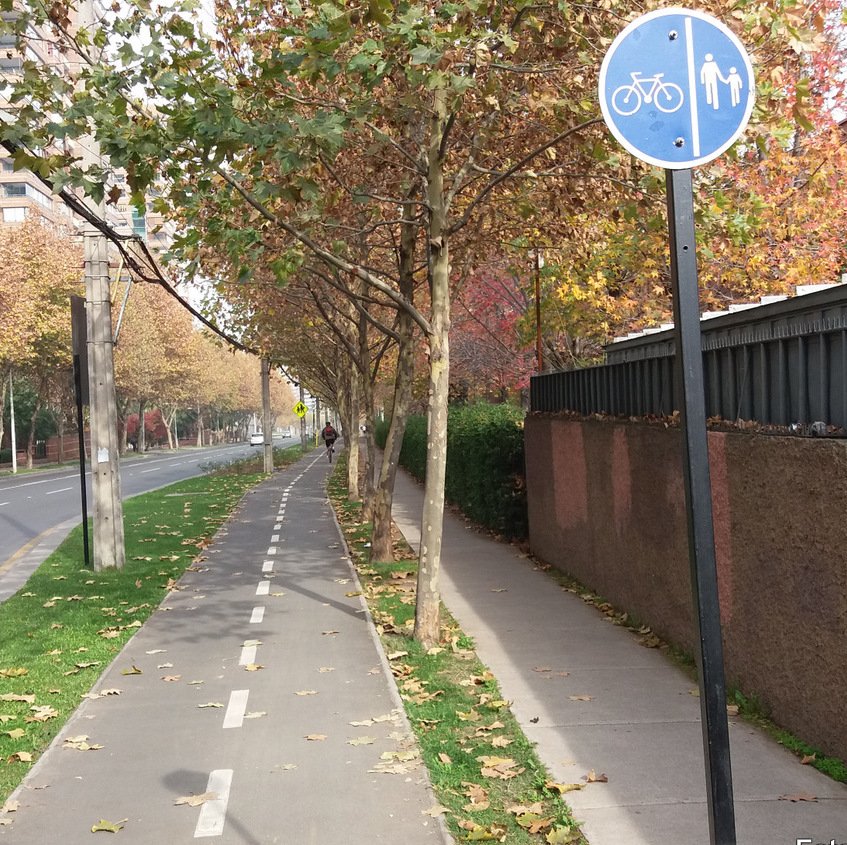 comuna de Las Condes donde se muestra ciclovía diferenciada de la vereda