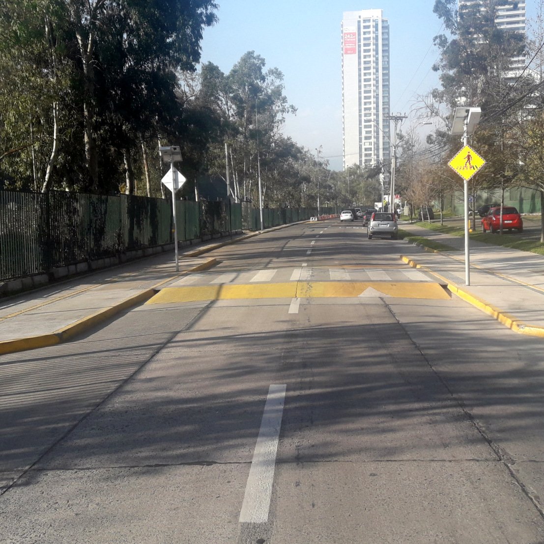 cruce peatonal a nivel con la acera en la comuna de Las Condes