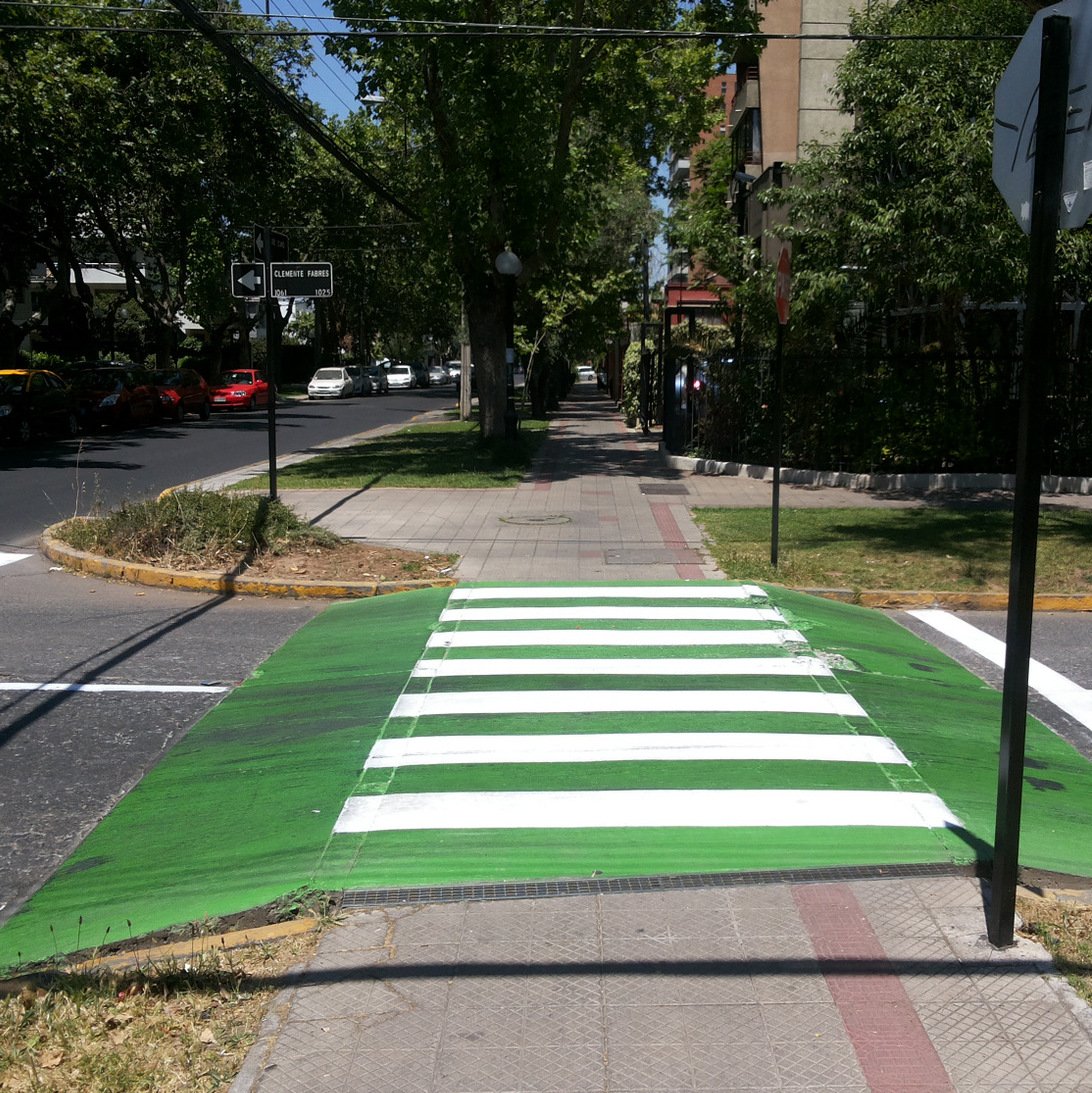 cruce peatonal a nivel con la acera en la comuna de Providencia