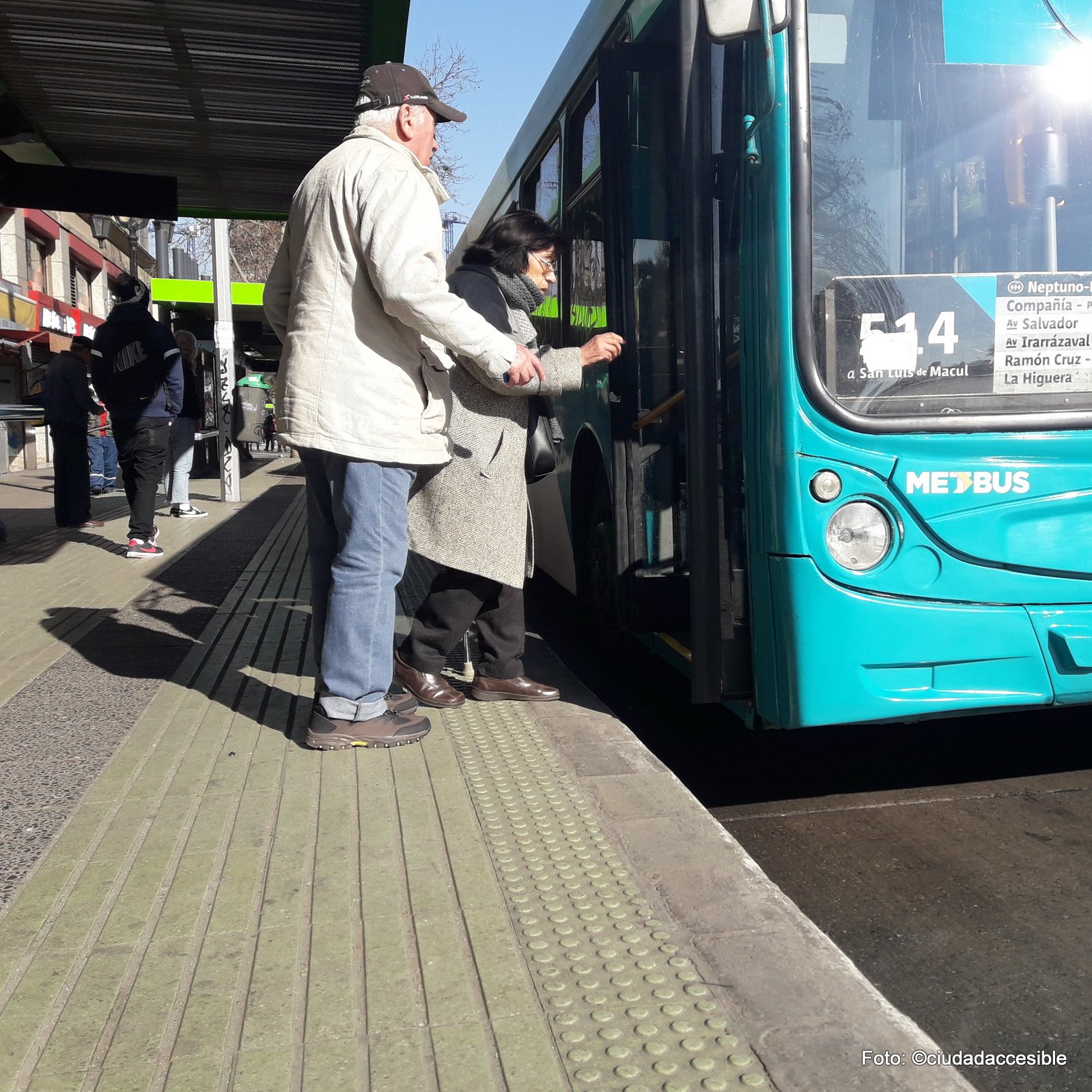 pareja de adultos mayores haciendo ingreso a bus de transporte público