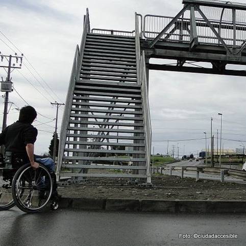 persona en silla de ruedas observando la escalera para atravesar pasarela el tepual