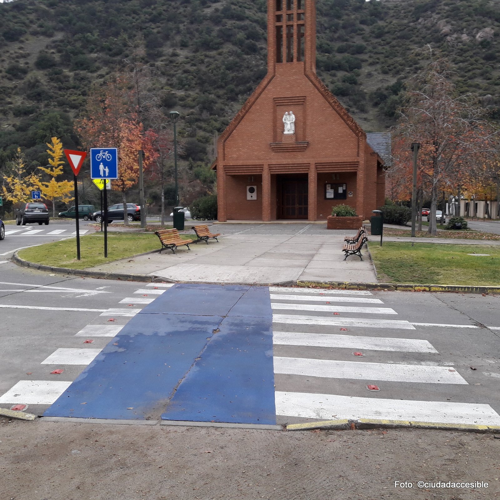 tramo de ciclovía y cruce peatonal donde se olvidó rebajar el cruce para peatones no así el de las bicicletas