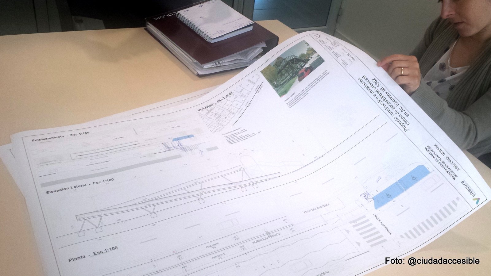 plano sobre una mesa, conociendo el proyecto rampa de pasarela peatonal