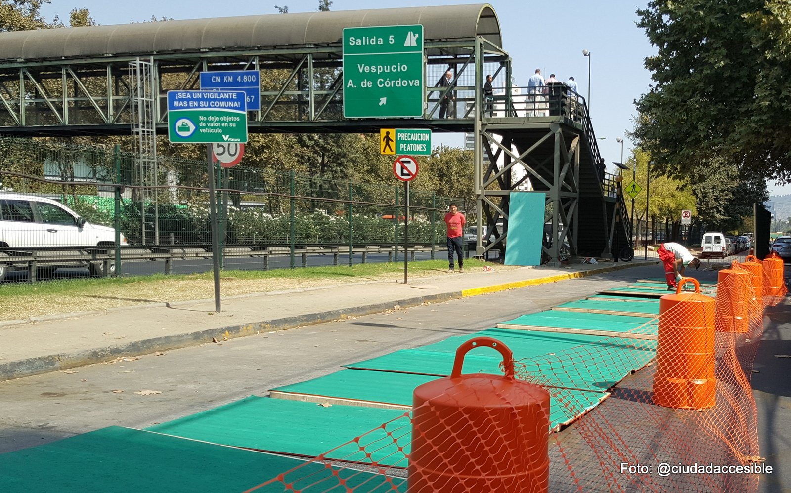 Inicio de trabajos de construcción de rampa para pasarela peatonal en marzo de 2017