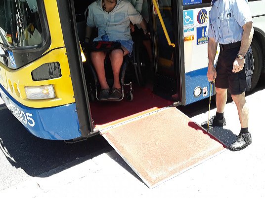 acceso a bus por rampa frente a la puerta del chofer.png