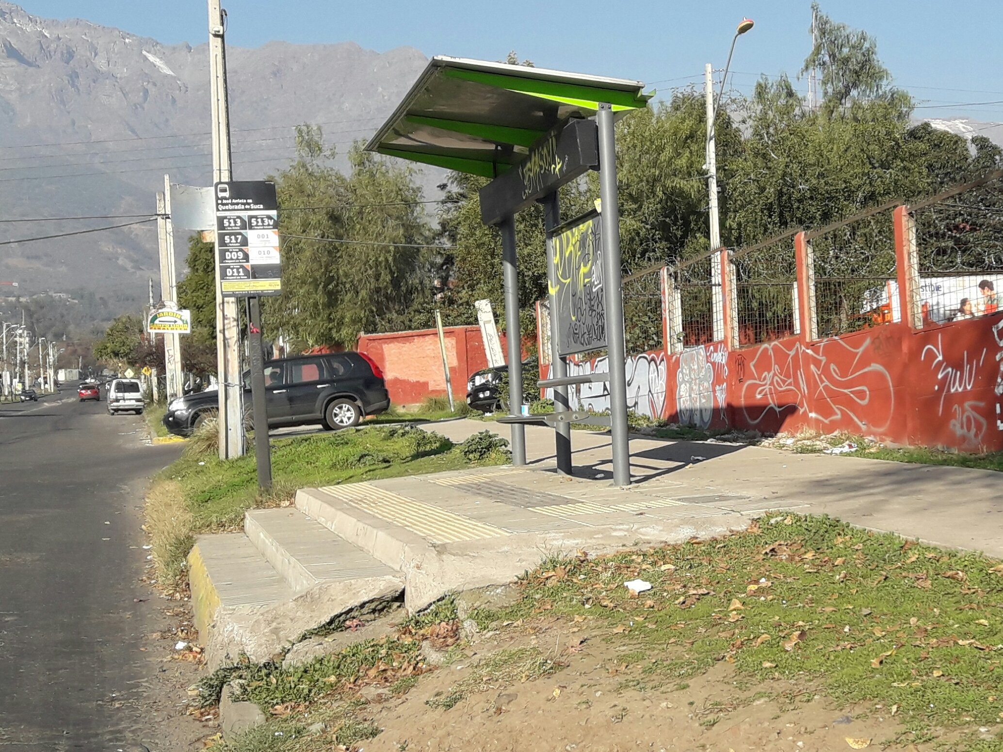 Paradero inaccesible comuna Santiago con peldaños para acceder al bus
