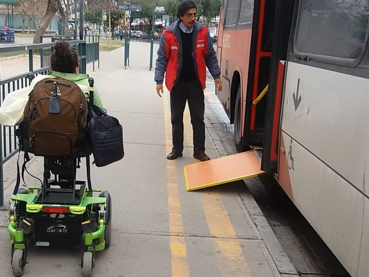 rampa extendida para acceder al bus que muestra una pendiente excesiva