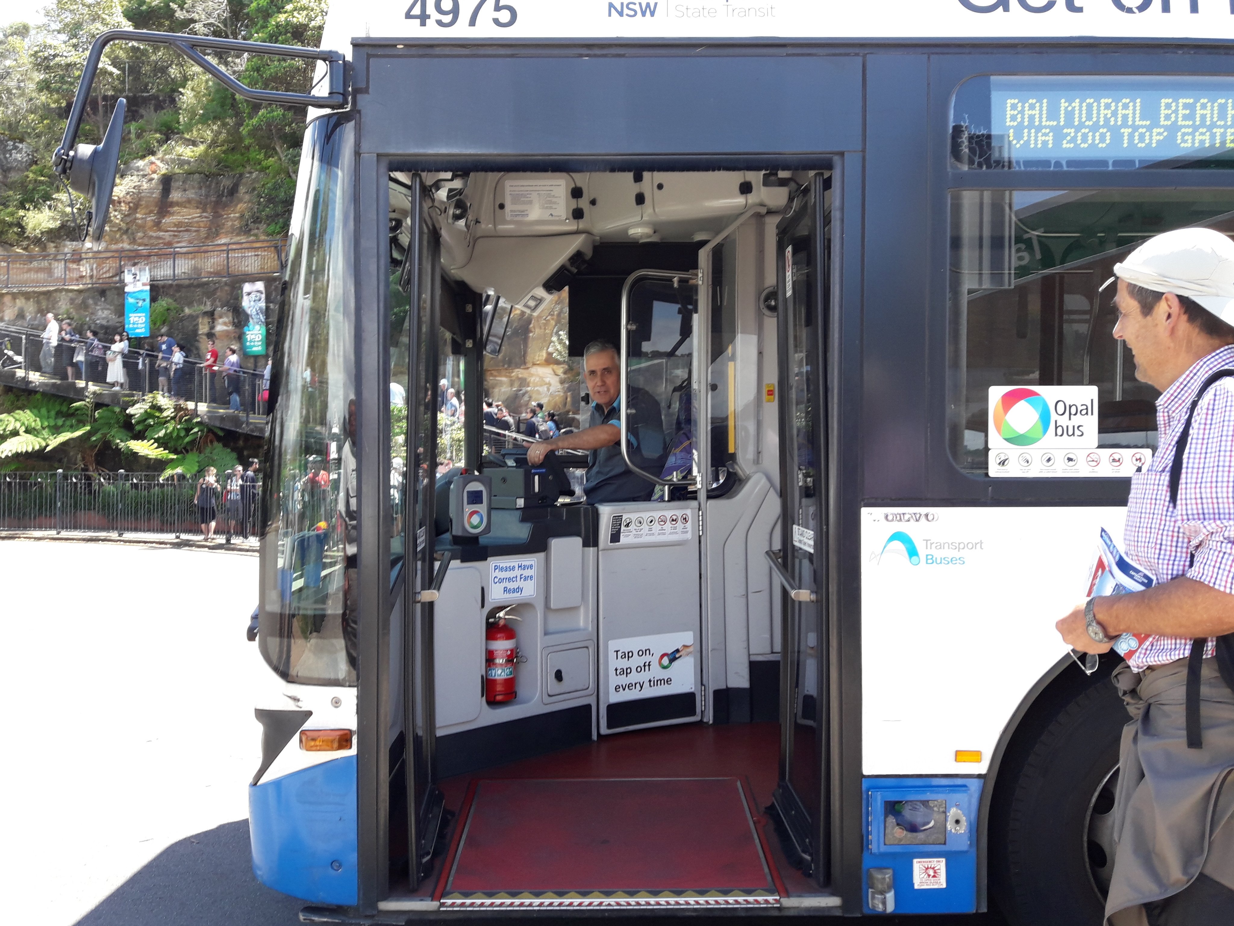 Bus con acceso de rampa por la parte delantera permitiendo el control del chofer