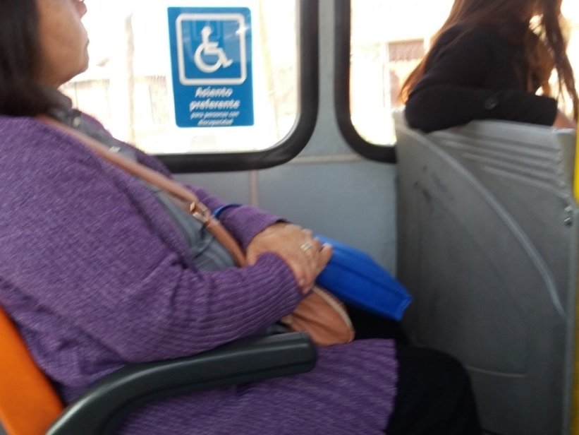 Asiento preferencial señalizado en la ventanilla