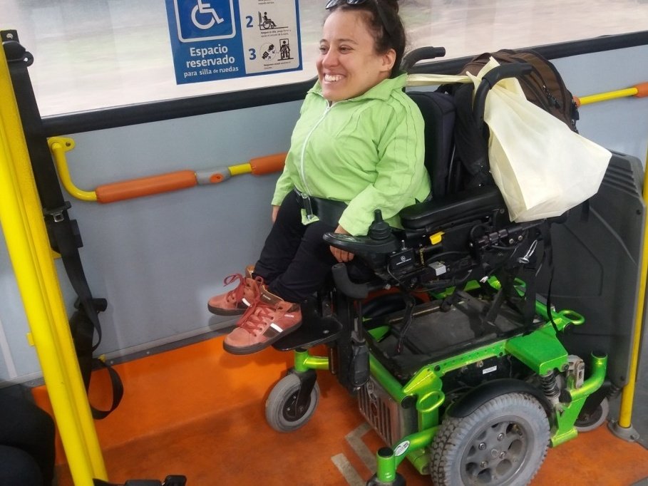 foto de espacio para silla de ruedas en bus con pasamanos de apoyo a una altura correcta