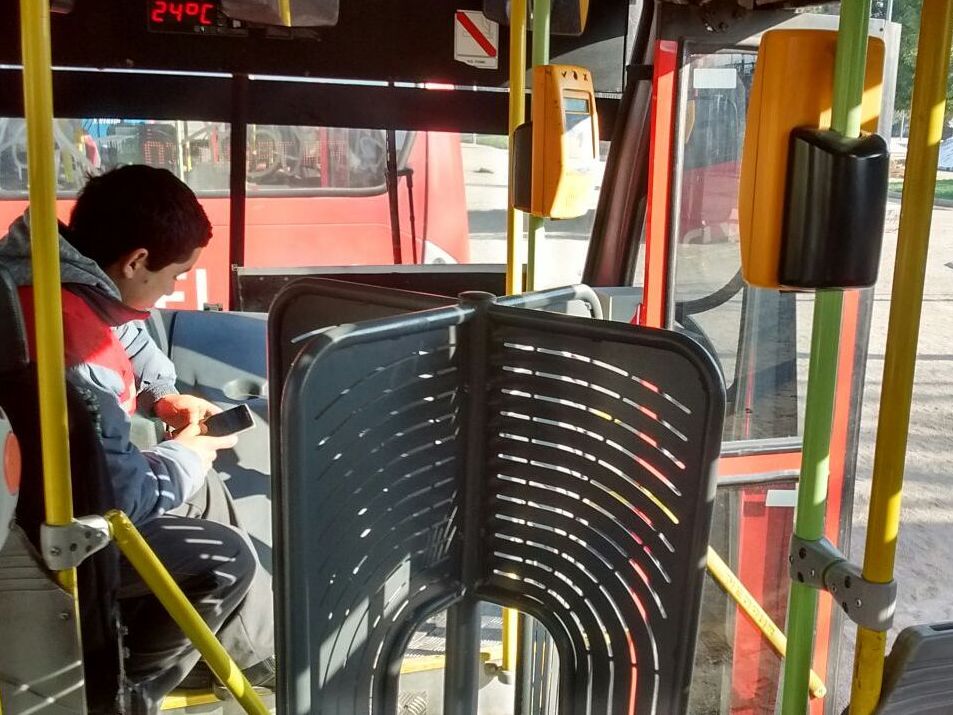 torniquetes en el ingreso al bus dificultando el acceso expedito e impidiendo a algunos ingresar por allí