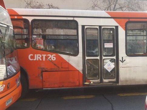 bus de transantiago sin señalización para determinar ingreso accesible al bus