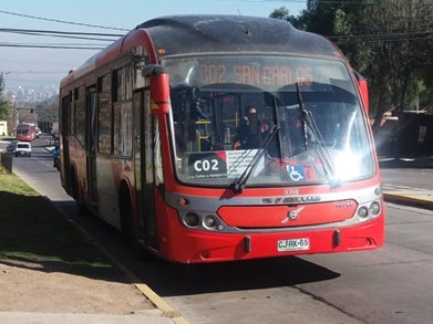 Bus con señalización SIA frontal ubicada en el costado del chofer