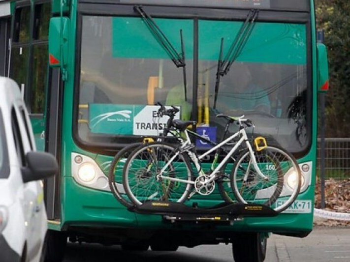 Bicicletas transportadas en la parte frontal del bus obstruyen visibilidad de la señalización SIA