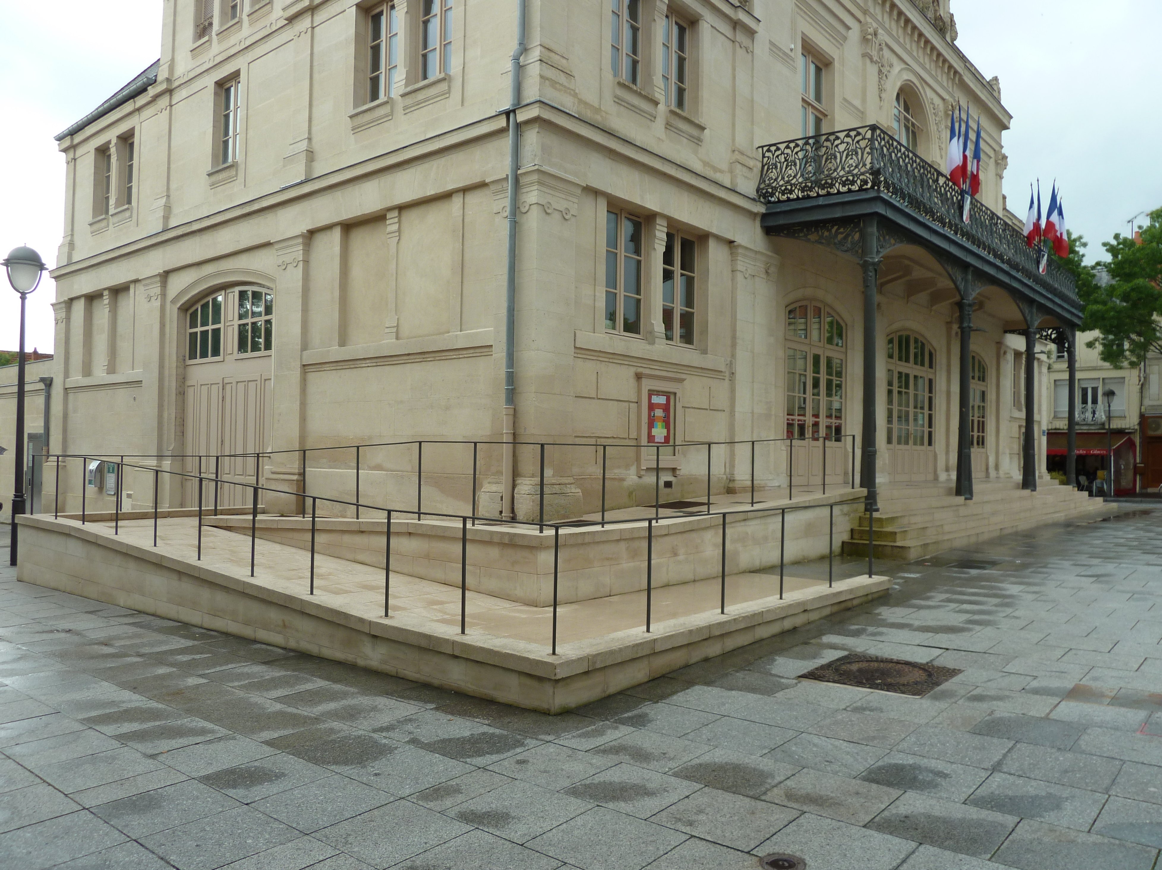 acceso con rampa en obra en edificio patrimonial