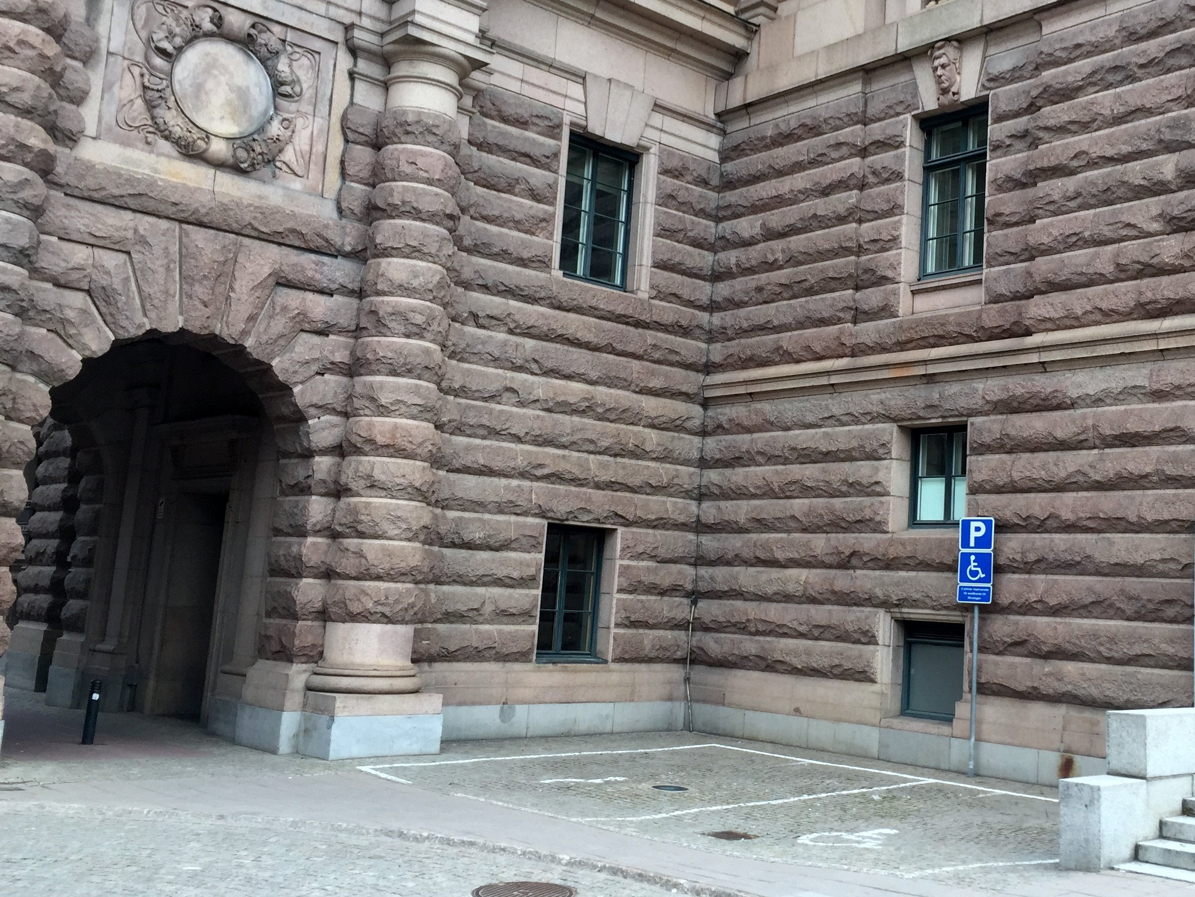 estacionamiento contiguo al acceso de un edificio patrimonial