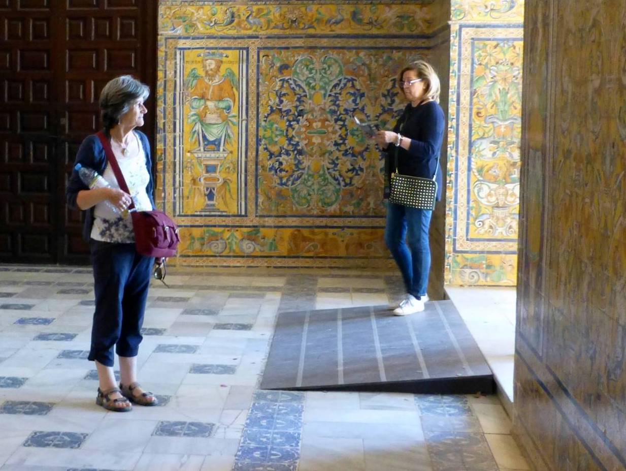 rampa que salva desnivel en circulación interior de edificio patrimonial en Sevilla España