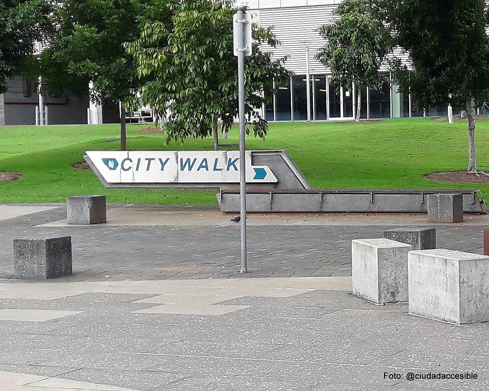 Señal dice City Walk en el Parque South Bank de Brisbane