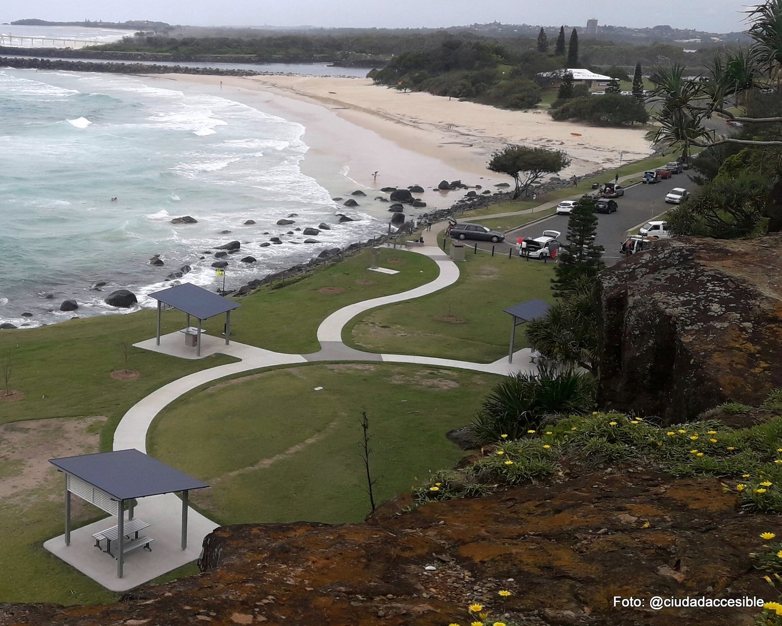 Panorámica desde arriba de ruta accesible que conecta áreas de estar en Playa Brisbane