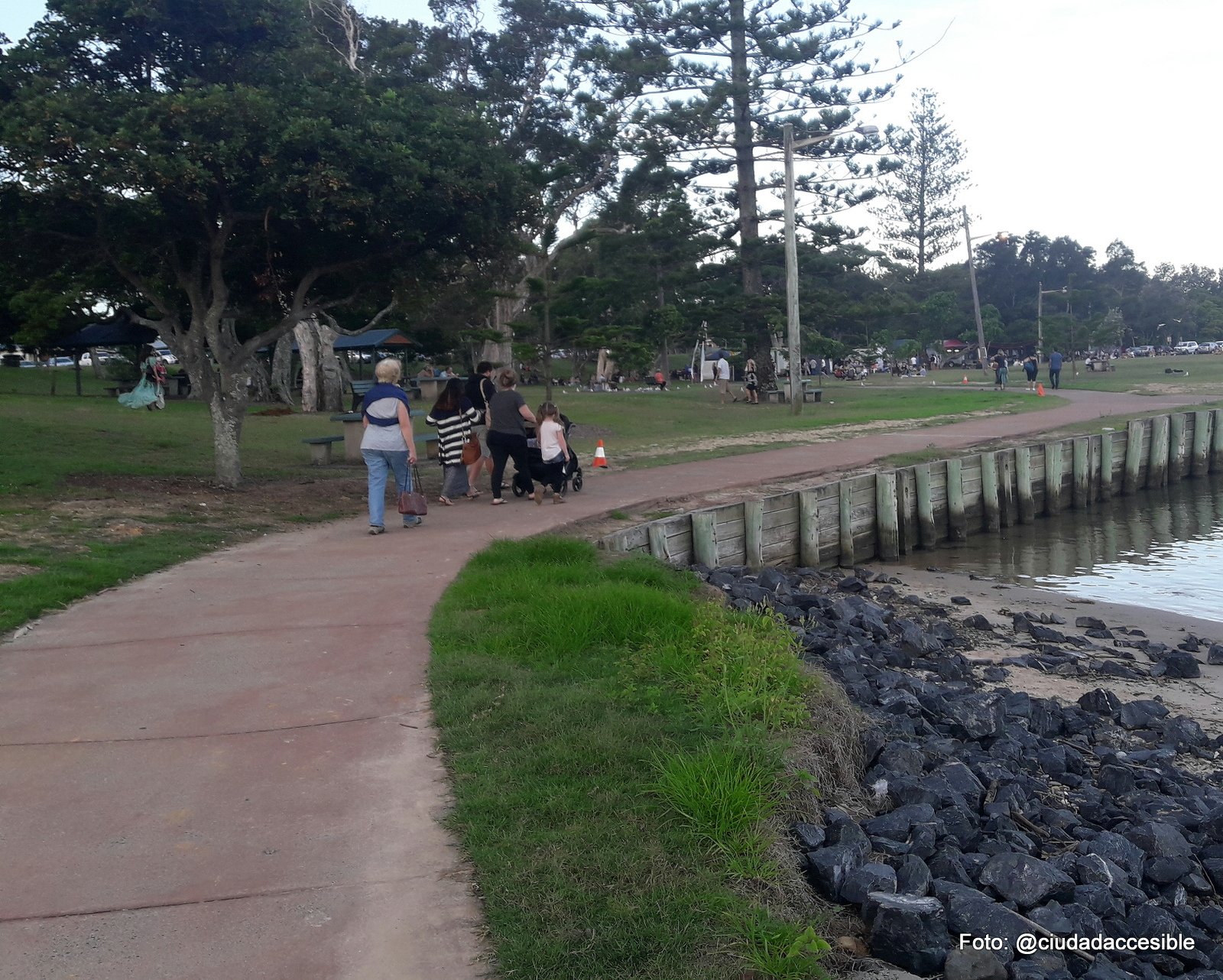 personas paseando por un sendeto en Parque Coffs Harbor