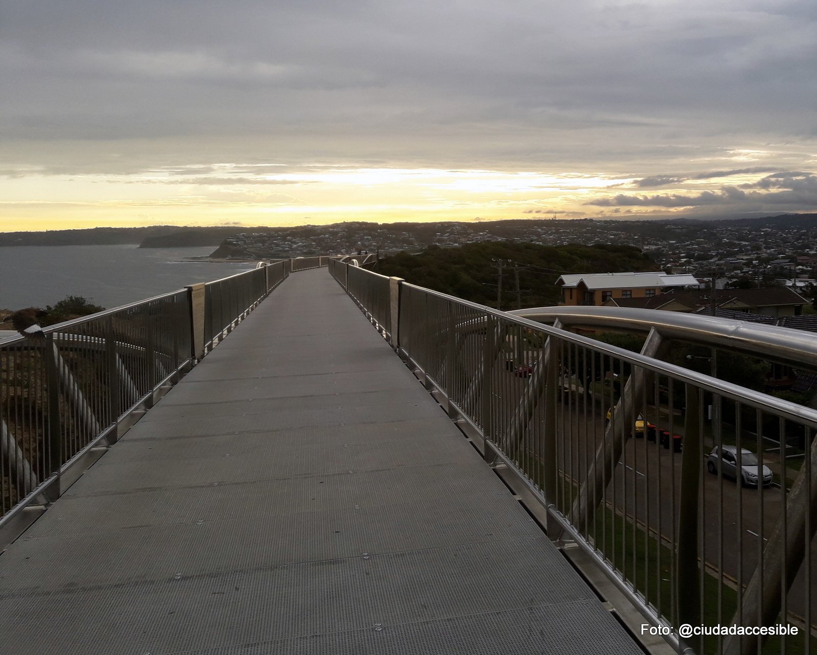 sendero peatonal pavimentado con vista a Playa New Castle