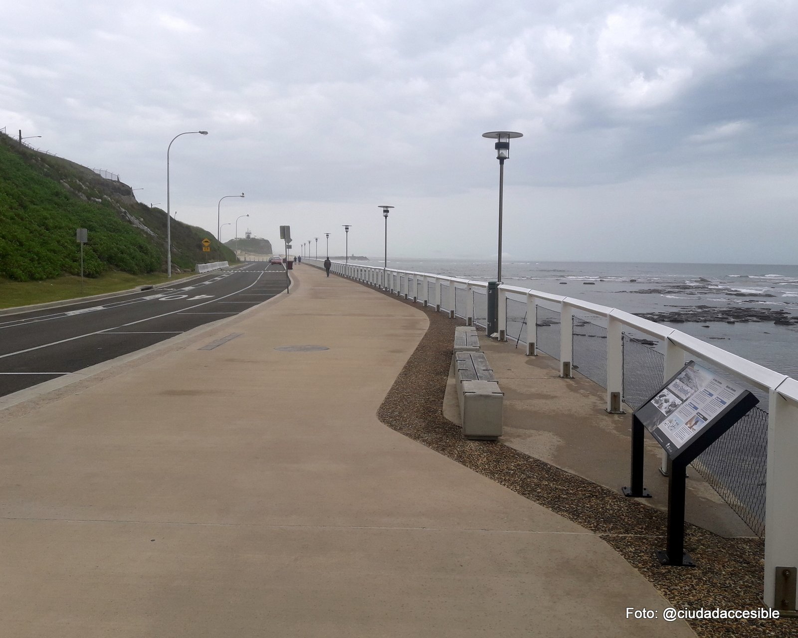 paseo peatonal como borde costero en Playa New Castle