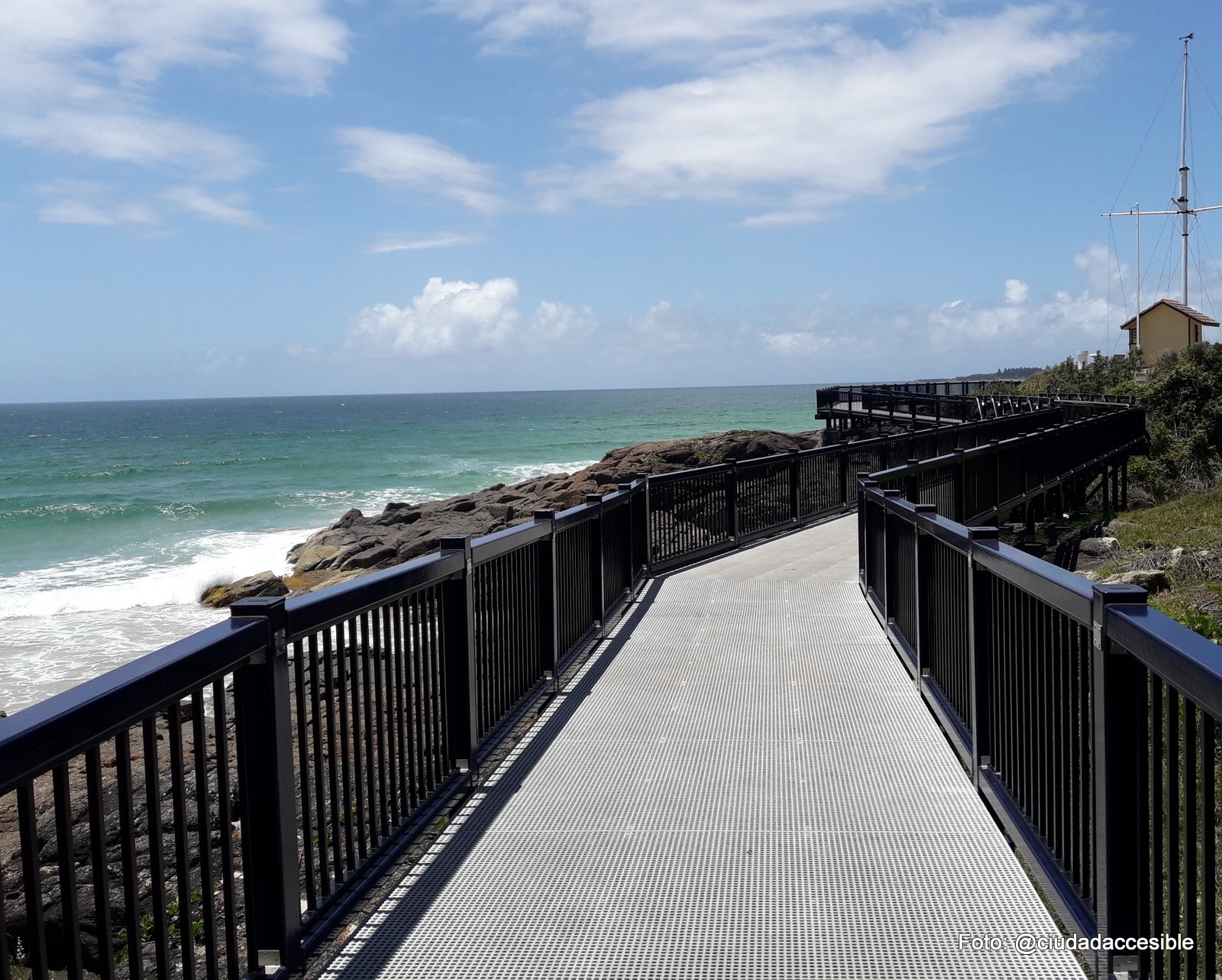 sendero con vista a Playa Coffs Harbor