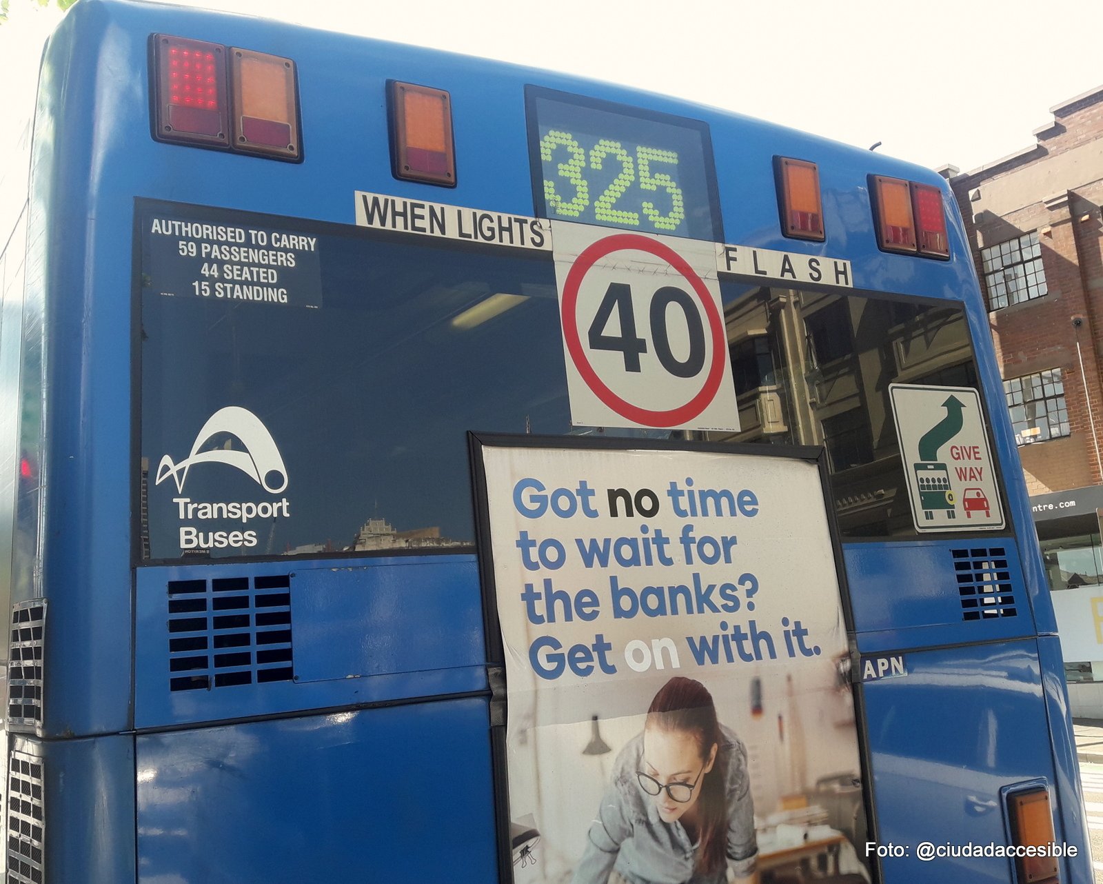 Bus accesible en Sydney que indica en su exterior la capacidad máxima de pasajeros que puede llevar en su interior