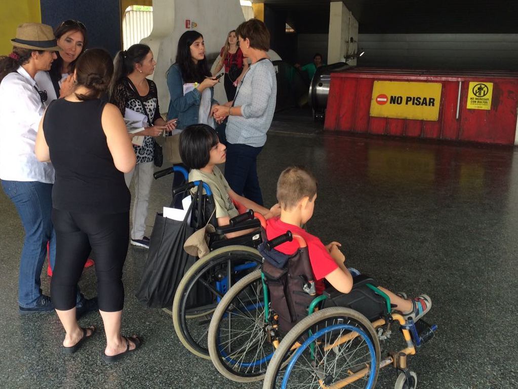 Durante la reconstitución de escena conversa el equipo de ciudad accesible con madres de hijos en silla de ruedas que deben utilizar la estación franklin