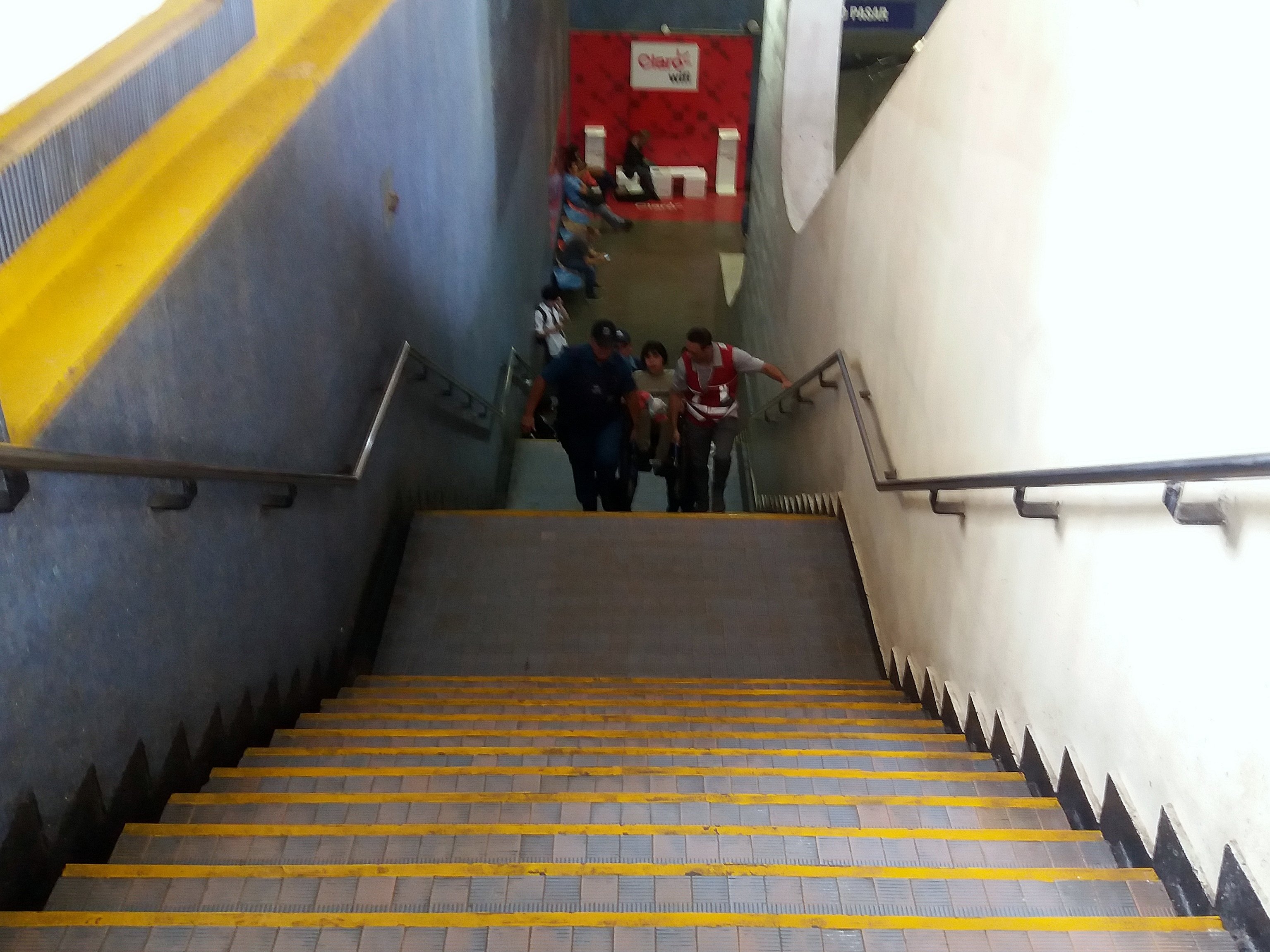 guardias de metro suben a una persona en silla de ruedas por las escaleras en la estación franklin