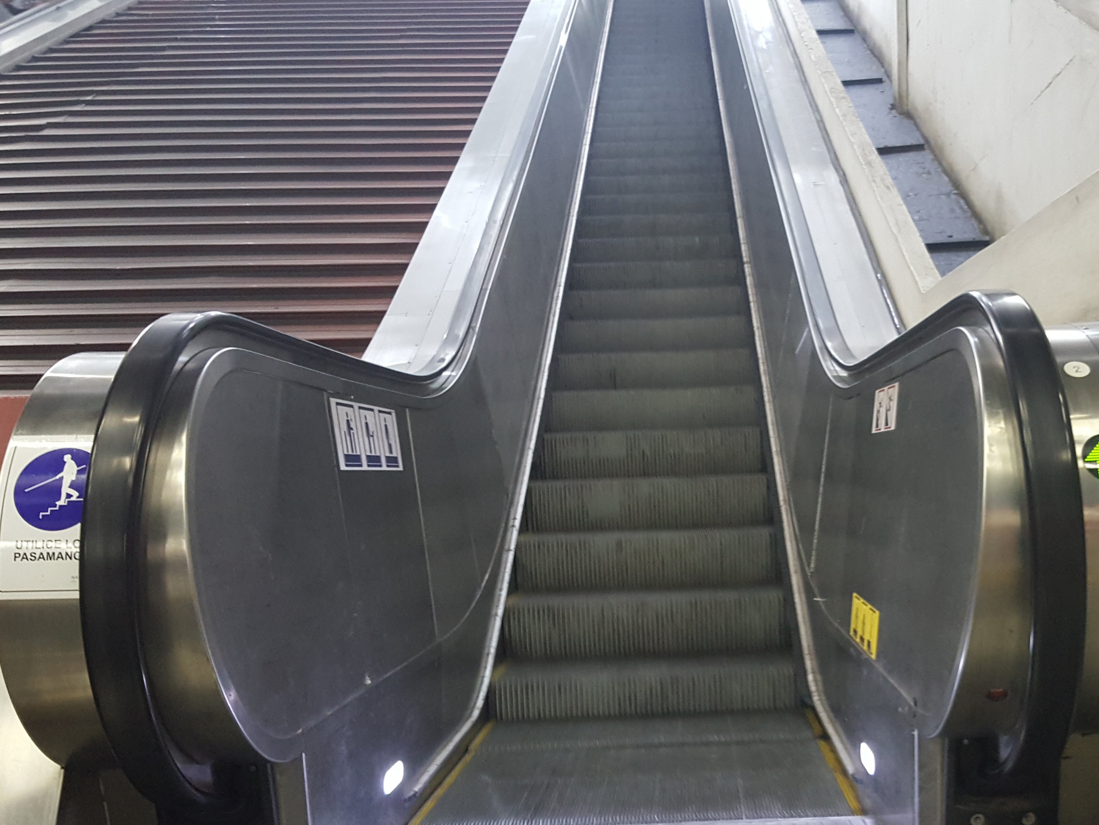 largas escaleras mecánicas para acceder a estación franklin