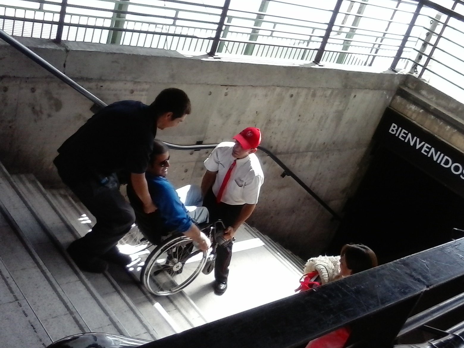 persona en silla de ruedas es subida por las escaleras de Metro Escuela Militar