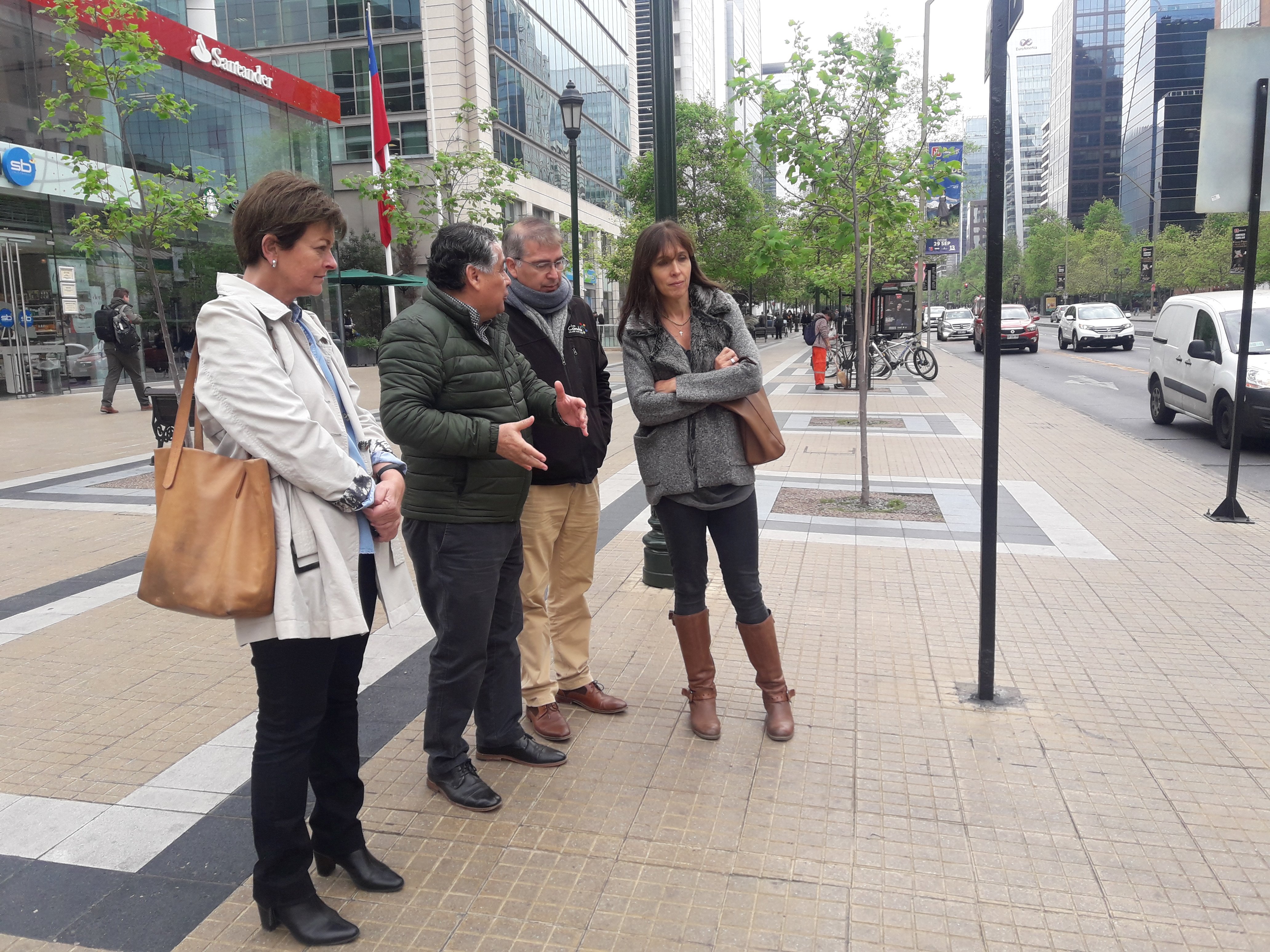 arquitecta claudia riquelme y directora de ciudad accesible en visita a terreno en calle apoquindo junto a miguel latapiat de la municipalidad de las condes