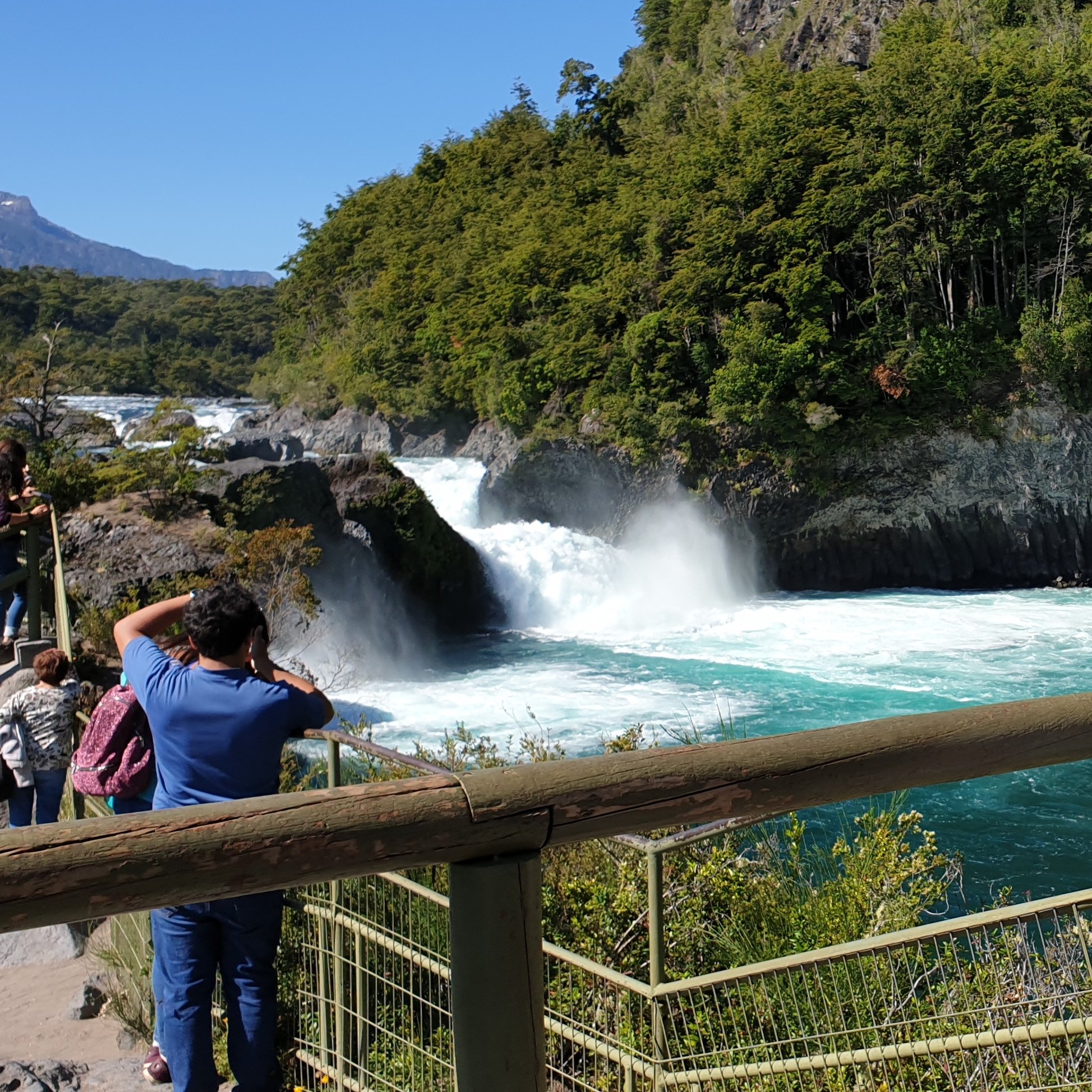 Vista de los saltos del petrohué desde uno de los miradores finales