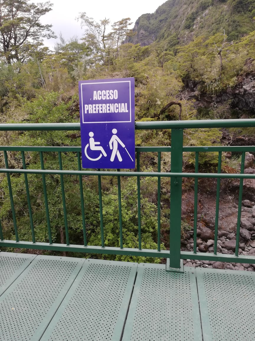 pasarela metal que permite el ingreso en silla de ruedas con un cartel que dice acceso preferencial