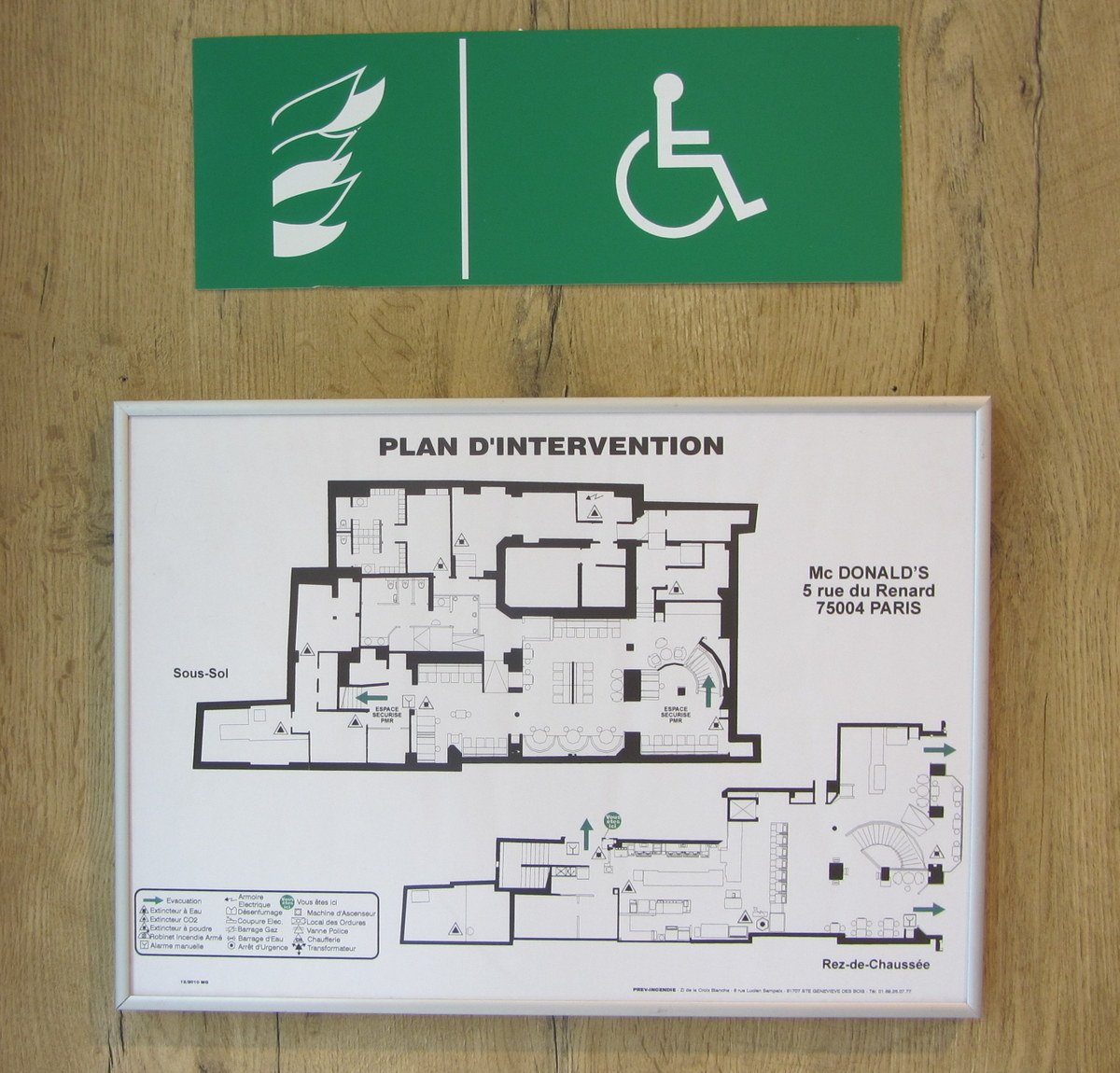 plano de evacuación de un restaurant que incorpora señalización de accesibilidad en casos de emergencias