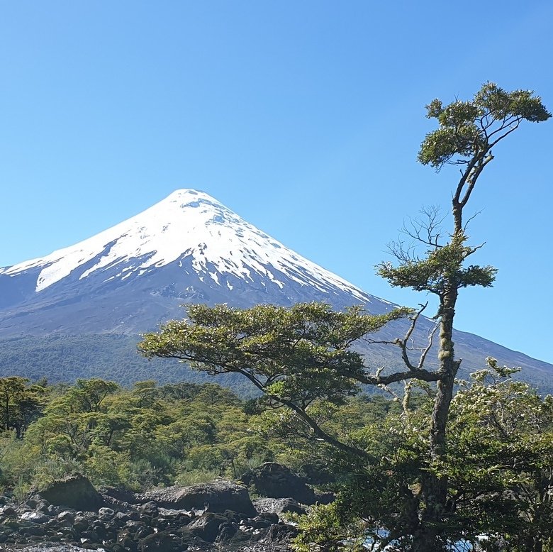 vista al volcán osorno desde los saltos del petrohué