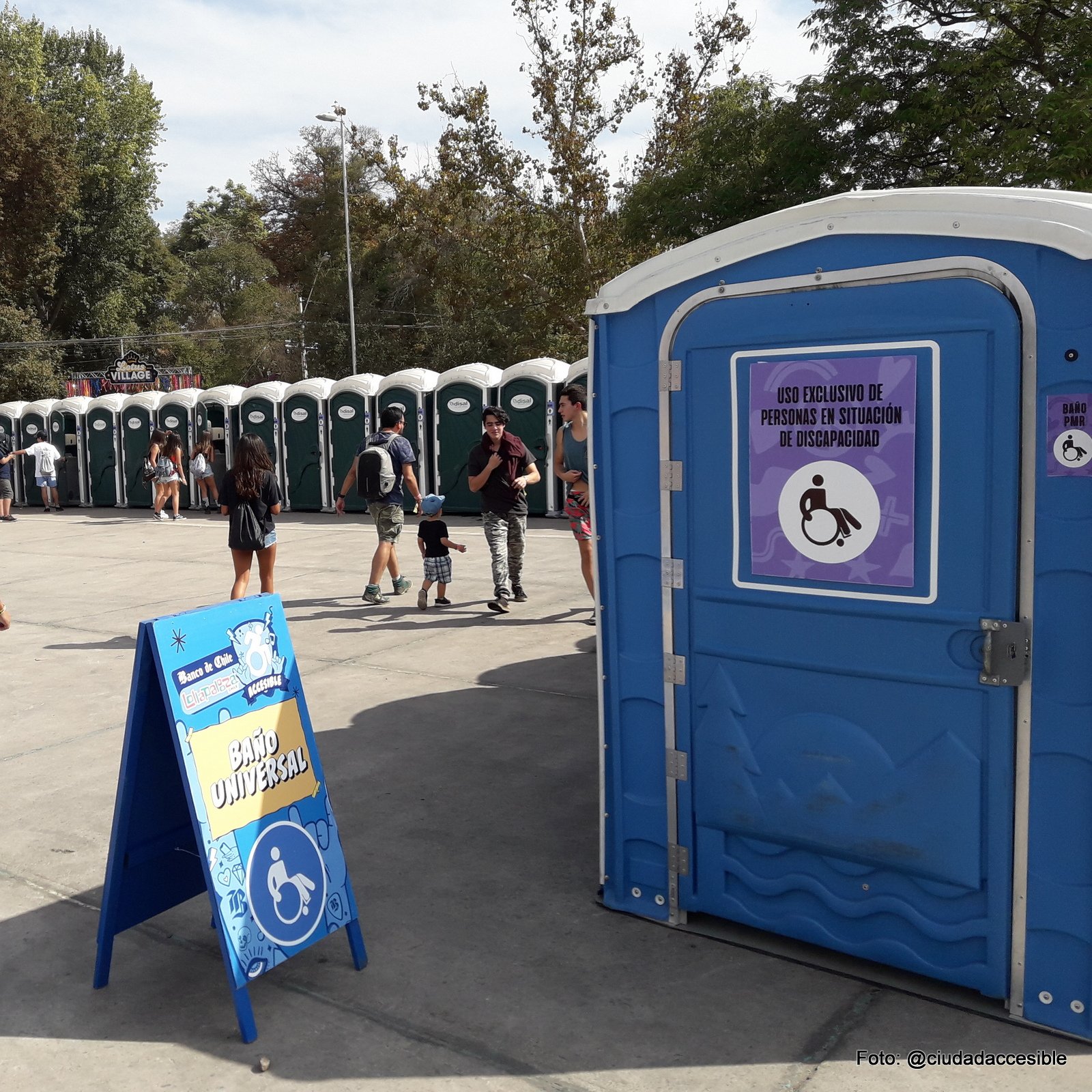 baño accesible ubicado junto a los ptros baños portátiles en lollapalooza